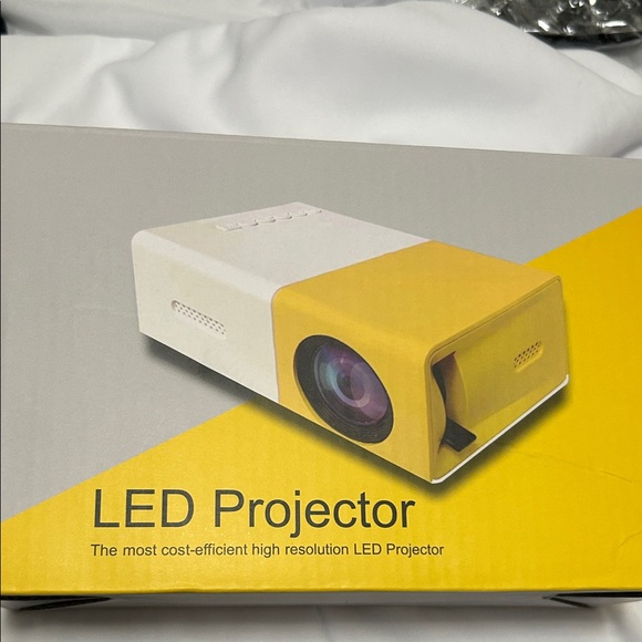 LED Projector with Screen - Picture 4 of 9